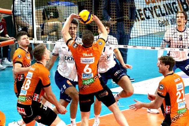 DEU, DVV, 1.VBL, BR Volleys vs. Lueneburg, 07.12.2024, Max-Schmeling-Halle, Berlin, DEU, DVV, 1.VBL, BR Volleys vs. Lueneburg, im Bild Johannes Tille (BR Volleys 6), Ruben Schott (BR Volleys 13), Florian Krage (BR Volleys 18), Tobias Krick (BR Volleys 21), Xander Ketrzynski (Lueneburg 11), Joscha Kunstmann (Lueneburg 7) Foto: Juergen Engler nordphoto GmbH