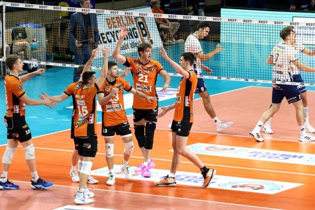 DEU, DVV, 1.VBL, BR Volleys vs. Lueneburg, 07.12.2024, Max-Schmeling-Halle, Berlin, DEU, DVV, 1.VBL, BR Volleys vs. Lueneburg, im Bild BR Volleys-Spielerkreis Foto: Juergen Engler nordphoto GmbH