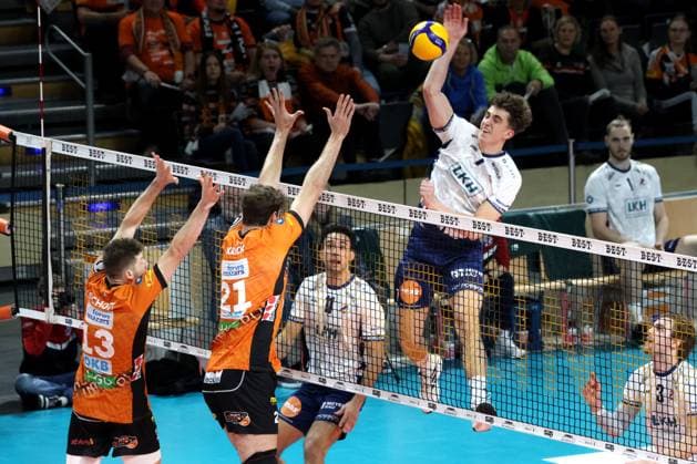 DEU, DVV, 1.VBL, BR Volleys vs. Lueneburg, 07.12.2024, Max-Schmeling-Halle, Berlin, DEU, DVV, 1.VBL, BR Volleys vs. Lueneburg, im Bild Ruben Schott (BR Volleys 13), Tobias Krick (BR Volleys 21), Joscha Kunstmann (Lueneburg 7), Xander Ketrzynski (Lueneburg 11) Foto: Juergen Engler nordphoto GmbH