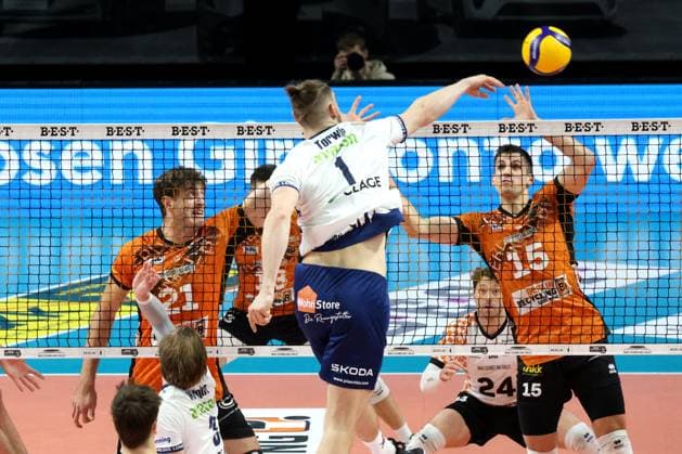 DEU, DVV, 1.VBL, BR Volleys vs. Lueneburg, 07.12.2024, Max-Schmeling-Halle, Berlin, DEU, DVV, 1.VBL, BR Volleys vs. Lueneburg, im Bild Tobias Krick (BR Volleys 21), Moritz Reichert (BR Volleys 15), Simon Torwie (Lueneburg 1) Foto: Juergen Engler nordphoto GmbH