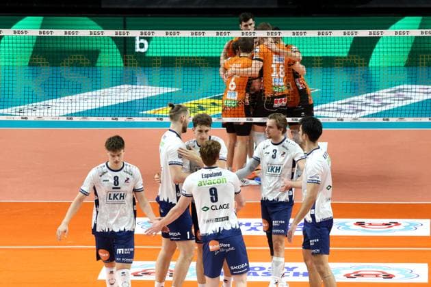 DEU, DVV, 1.VBL, BR Volleys vs. Lueneburg, 07.12.2024, Max-Schmeling-Halle, Berlin, DEU, DVV, 1.VBL, BR Volleys vs. Lueneburg, im Bild BR Volleys-Spielerkreis, Lueneburger-Spielerkreis Foto: Juergen Engler nordphoto GmbH