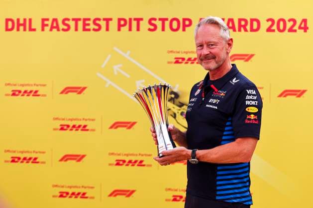 Sporting Director Jonathan Wheatley of Oracle Red Bull Racing gestikuliert, Gestik, Race, F1 Grand Prix of Abu Dhabi, Yas Marina Circuit am 08. December 2024 in Abu Dhabi, United Arab Emirates. (Foto von Diogo Cardoso DeFodi Images) Sporting Director Jonathan Wheatley of Oracle Red Bull Racing celebrate winning the DHL Fastest Pit Stop Award 2024, Race, F1 Grand Prix of Abu Dhabi, Yas Marina Circuit on December 8, 2024 in Abu Dhabi, United Arab Emirates. (Photo by Diogo Cardoso DeFodi Images) Defodi-645_f1abu20241208_026