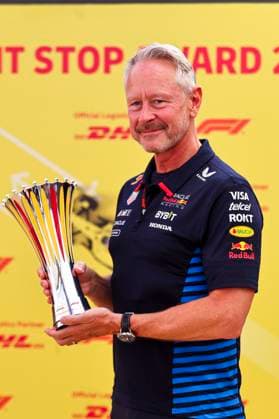 Sporting Director Jonathan Wheatley of Oracle Red Bull Racing gestikuliert, Gestik, Race, F1 Grand Prix of Abu Dhabi, Yas Marina Circuit am 08. December 2024 in Abu Dhabi, United Arab Emirates. (Foto von Diogo Cardoso DeFodi Images) Sporting Director Jonathan Wheatley of Oracle Red Bull Racing celebrate winning the DHL Fastest Pit Stop Award 2024, Race, F1 Grand Prix of Abu Dhabi, Yas Marina Circuit on December 8, 2024 in Abu Dhabi, United Arab Emirates. (Photo by Diogo Cardoso DeFodi Images) Defodi-645_f1abu20241208_027