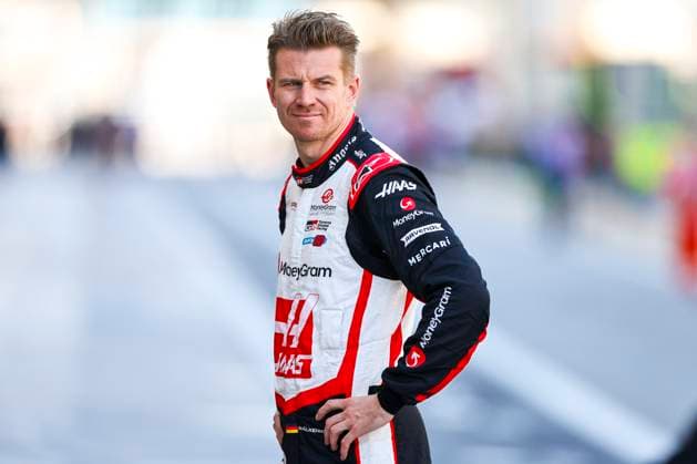 Nico Hulkenberg of Germany and Haas F1 gestikuliert, Gestik, Race, F1 Grand Prix of Abu Dhabi, Yas Marina Circuit am 08. December 2024 in Abu Dhabi, United Arab Emirates. (Foto von Diogo Cardoso DeFodi Images) Nico Hulkenberg of Germany and Haas F1 gestures in pit lane, Race, F1 Grand Prix of Abu Dhabi, Yas Marina Circuit on December 8, 2024 in Abu Dhabi, United Arab Emirates. (Photo by Diogo Cardoso DeFodi Images) Defodi-645_f1abu20241208_016