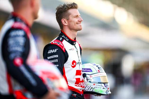 Nico Hulkenberg of Germany and Haas F1 gestikuliert, Gestik, Race, F1 Grand Prix of Abu Dhabi, Yas Marina Circuit am 08. December 2024 in Abu Dhabi, United Arab Emirates. (Foto von Diogo Cardoso DeFodi Images) Nico Hulkenberg of Germany and Haas F1 gestures in pit lane, Race, F1 Grand Prix of Abu Dhabi, Yas Marina Circuit on December 8, 2024 in Abu Dhabi, United Arab Emirates. (Photo by Diogo Cardoso DeFodi Images) Defodi-645_f1abu20241208_020
