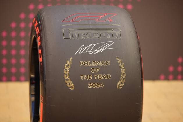 Max Verstappen (Oracle Red Bull Racing, 01), Mario Isola, Fastest Lap Award, Pirelli, ARE, Formel 1 Weltmeisterschaft, Abu Dhabi Grand Prix, Yas Marina Circuit, 08.12.2024 ARE, Formel 1 Weltmeisterschaft, Abu Dhabi Grand Prix, Vereinigte Arabische Emirate, Yas Marina Circuit, 08.12.2024 Abu Dhabi Copyright: xEibner-Pressefoto AnnikaxGrafx EP_AGF