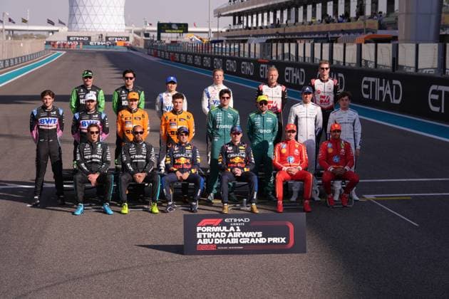 Formula 1 Etihad Airways Abu Dhabi Grand Prix 2024 08.12.2024, Yas Marina Circuit, Abu Dhabi, Formula 1 Etihad Airways Abu Dhabi Grand Prix 2024 , im Bild Abschlussfoto der Saison 2024: Hintere Reihe von links nach rechts: Valtteri Bottas (FIN), Stake F1 Team Kick Sauber, Zhou Guanyu (CHN), Stake F1 Team Kick Sauber, Yuki Tsunoda (JPN), Visa Cash App RB Formula One Team, Liam Lawson (NZL), Visa Cash App RB Formula One Team, Kevin Magnussen (DNK), MoneyGram Haas F1 Team, Nico Hülkenberg (DEU), MoneyGram Haas F1 Team. Mittlere Reihe von links nach rechts: Jack Doohan (AUS), Alpine F1 Team, Pierre Gasly (FRA), Alpine F1 Team, Oscar Piastri (AUS), McLaren F1 Team, Lando Norris (GBR), McLaren F1 Team, Lance Stroll (CAN), Aston Martin Aramco Cognizant Formula One Team, Fernando Alonso (ESP), Aston Martin Aramco Cognizant Formula One Team, Alexander Albon (GBR), Williams Racing, Franco Colapinto (ARG), Williams Racing. Vordere Reihe von links nach rechts: George Russell (GBR), Mercedes-AMG Petronas Formula One Team, Lewis Hamilton (GBR), Mercedes-AMG Petronas Formula One Team, Sergio Perez (MEX), Oracle Red Bull Racing, Max Verstappen (NLD), Oracle Red Bull Racing, Charles Leclerc (MCO), Scuderia Ferrari HP, Carlos Sainz Jr. (ESP), Scuderia Ferrari HP.