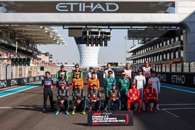 Max Verstappen, Sergio Perez, Lewis Hamilton, George Russell, Charles Leclerc, Carlos Sainz, Lando Norris, Oscar Piastri, Fernando Alonso, Lance Stroll, Jack Doohan, Pierre Gasly, Valtteri Bottas, Zhou Guanyu, Kevin Magnussen, Nico Hulkenberg, Alex Albon, Franco Colapinto, Yuki Tsunoda, Liam Lawson Offizielles Foto der Fahrer am Ende der Saison, Race, F1 Grand Prix of Abu Dhabi, Yas Marina Circuit am 08. December 2024 in Abu Dhabi, United Arab Emirates. (Foto von Diogo Cardoso DeFodi Images) Max Verstappen, Sergio Perez, Lewis Hamilton, George Russell, Charles Leclerc, Carlos Sainz, Lando Norris, Oscar Piastri, Fernando Alonso, Lance Stroll, Jack Doohan, Pierre Gasly, Valtteri Bottas, Zhou Guanyu, Kevin Magnussen, Nico Hulkenberg, Alex Albon, Franco Colapinto, Yuki Tsunoda, Liam Lawson End of the Season drivers official photo, Race, F1 Grand Prix of Abu Dhabi, Yas Marina Circuit on December 8, 2024 in Abu Dhabi, United Arab Emirates. (Photo by Diogo Cardoso DeFodi Images) Defodi-645_f1abu20241208_044