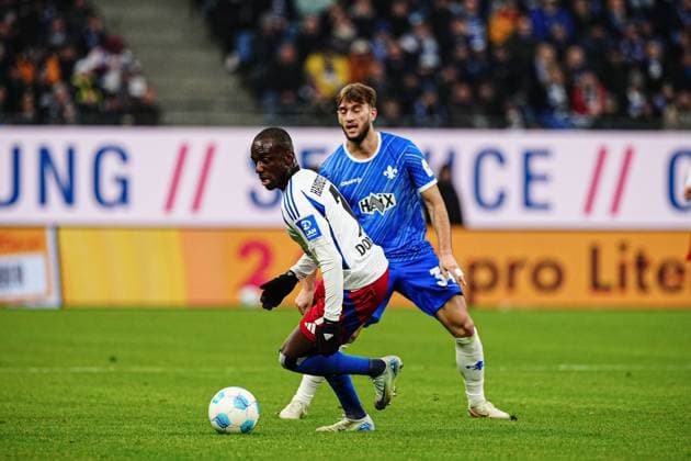 Jean-Luc Dompe (Hamburger SV, 07), Killan Corredor (SV Darmstadt 98, 34) GER, Hamburger SV vs. SV Darmstadt 98, Fussball, 2. Bundesliga, Spieltag 15, Saison 2024 2025, 08.12.2024 DFL REGULATIONS PROHIBIT ANY USE OF PHOTOGRAPHS AS IMAGE SEQUENCES AND OR QUASI-VIDEO GER, Hamburger SV vs. SV Darmstadt 98, Fussball, 2. Bundesliga, Spieltag 15, Saison 2024 2025, 08.12.2024 Hamburg