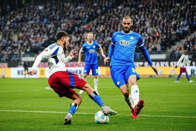 William Mikelbrencis (Hamburger SV, 02), Aleksandar Vukotic (SV Darmstadt 98, 20) GER, Hamburger SV vs. SV Darmstadt 98, Fussball, 2. Bundesliga, Spieltag 15, Saison 2024 2025, 08.12.2024 DFL REGULATIONS PROHIBIT ANY USE OF PHOTOGRAPHS AS IMAGE SEQUENCES AND OR QUASI-VIDEO GER, Hamburger SV vs. SV Darmstadt 98, Fussball, 2. Bundesliga, Spieltag 15, Saison 2024 2025, 08.12.2024 Hamburg