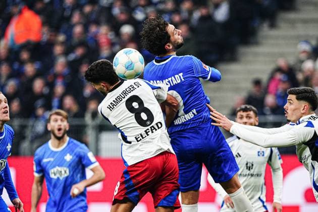 Kopfballduell Luftzweikampf Daniel Elfadli (Hamburger SV, 08), Fraser Hornby (SV Darmstadt 98, 09) GER, Hamburger SV vs. SV Darmstadt 98, Fussball, 2. Bundesliga, Spieltag 15, Saison 2024 2025, 08.12.2024 DFL REGULATIONS PROHIBIT ANY USE OF PHOTOGRAPHS AS IMAGE SEQUENCES AND OR QUASI-VIDEO GER, Hamburger SV vs. SV Darmstadt 98, Fussball, 2. Bundesliga, Spieltag 15, Saison 2024 2025, 08.12.2024 Hamburg