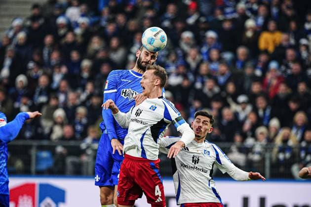 Torschuss Torchance per Kopfball Aleksandar Vukotic (SV Darmstadt 98, 20) GER, Hamburger SV vs. SV Darmstadt 98, Fussball, 2. Bundesliga, Spieltag 15, Saison 2024 2025, 08.12.2024 DFL REGULATIONS PROHIBIT ANY USE OF PHOTOGRAPHS AS IMAGE SEQUENCES AND OR QUASI-VIDEO GER, Hamburger SV vs. SV Darmstadt 98, Fussball, 2. Bundesliga, Spieltag 15, Saison 2024 2025, 08.12.2024 Hamburg