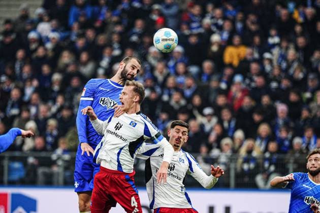 Torschuss Torchance per Kopfball Aleksandar Vukotic (SV Darmstadt 98, 20) GER, Hamburger SV vs. SV Darmstadt 98, Fussball, 2. Bundesliga, Spieltag 15, Saison 2024 2025, 08.12.2024 DFL REGULATIONS PROHIBIT ANY USE OF PHOTOGRAPHS AS IMAGE SEQUENCES AND OR QUASI-VIDEO GER, Hamburger SV vs. SV Darmstadt 98, Fussball, 2. Bundesliga, Spieltag 15, Saison 2024 2025, 08.12.2024 Hamburg