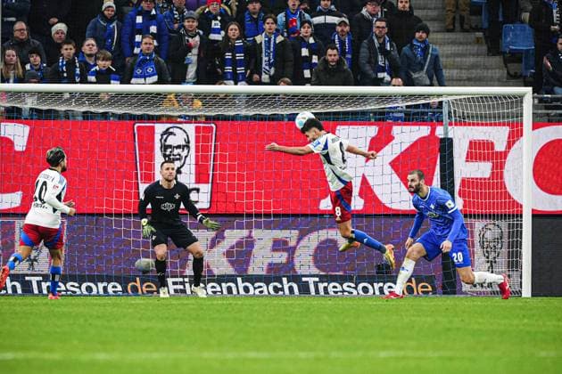 Torschuss Torchance per Kopfball Daniel Elfadli (Hamburger SV, 08) GER, Hamburger SV vs. SV Darmstadt 98, Fussball, 2. Bundesliga, Spieltag 15, Saison 2024 2025, 08.12.2024 DFL REGULATIONS PROHIBIT ANY USE OF PHOTOGRAPHS AS IMAGE SEQUENCES AND OR QUASI-VIDEO GER, Hamburger SV vs. SV Darmstadt 98, Fussball, 2. Bundesliga, Spieltag 15, Saison 2024 2025, 08.12.2024 Hamburg