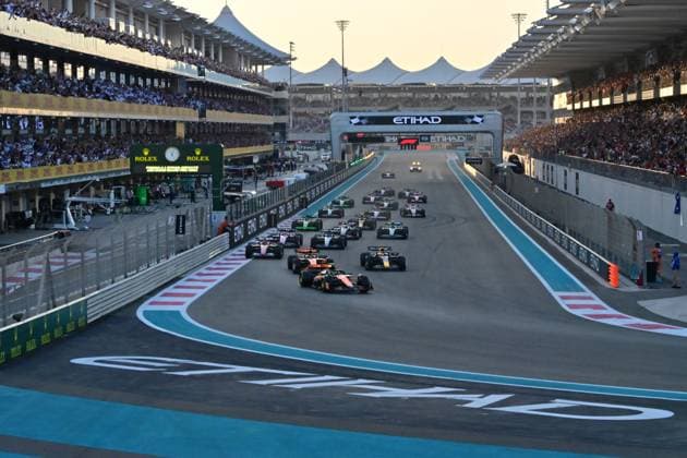 Formula 1 Etihad Airways Abu Dhabi Grand Prix 2024 08.12.2024, Yas Marina Circuit, Abu Dhabi, Formula 1 Etihad Airways Abu Dhabi Grand Prix 2024 , im Bild Start zum Rennen:, Lando Norris (GBR), McLaren F1 Team, Oscar Piastri (AUS), Nico Hülkenberg (DEU), MoneyGram Haas F1 Team, Pierre Gasly (FRA), Alpine F1 Team, Carlos Sainz Jr. (ESP), Scuderia Ferrari HP, Fernando Alonso (ESP), Aston Martin Aramco Cognizant Formula One Team
