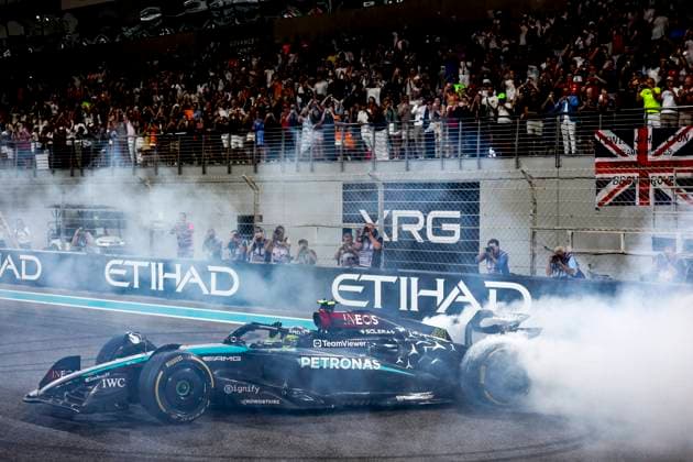 Lewis Hamilton of Great Britain and Mercedes AMG Petronas F1 Team Donuts auf der Strecke machen, um das letzte Rennen für Mercedes zu feiern, Race, F1 Grand Prix of Abu Dhabi, Yas Marina Circuit am 08. December 2024 in Abu Dhabi, United Arab Emirates. (Foto von Diogo Cardoso DeFodi Images) Lewis Hamilton of Great Britain and Mercedes AMG Petronas F1 Team doing donuts on track at the end of the race to celebrate last race for Mercedes, Race, F1 Grand Prix of Abu Dhabi, Yas Marina Circuit on December 8, 2024 in Abu Dhabi, United Arab Emirates. (Photo by Diogo Cardoso DeFodi Images) Defodi-645_f1abu20241208_079