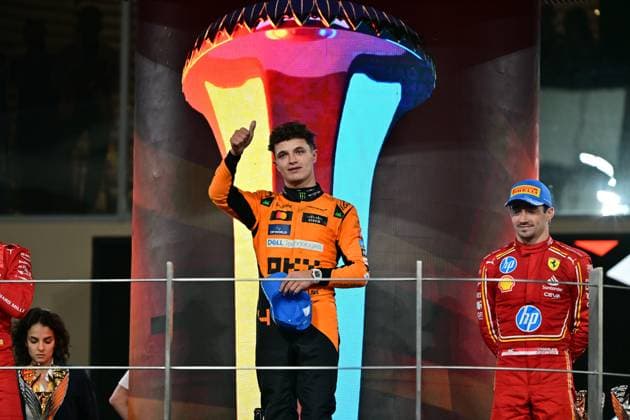 Formula 1 Etihad Airways Abu Dhabi Grand Prix 2024 08.12.2024, Yas Marina Circuit, Abu Dhabi, Formula 1 Etihad Airways Abu Dhabi Grand Prix 2024 , im Bild Podium:, Sieger Lando Norris (GBR), McLaren F1 Team, 2.Platz für Carlos Sainz Jr. (ESP), Scuderia Ferrari HP, 3.Platz für Charles Leclerc (MCO), Geschäftsführer Zak Brown (McLaren Formula 1 Team)