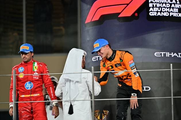Formula 1 Etihad Airways Abu Dhabi Grand Prix 2024 08.12.2024, Yas Marina Circuit, Abu Dhabi, Formula 1 Etihad Airways Abu Dhabi Grand Prix 2024 , im Bild Podium:, Sieger Lando Norris (GBR), McLaren F1 Team, 2.Platz für Carlos Sainz Jr. (ESP), Scuderia Ferrari HP, 3.Platz für Charles Leclerc (MCO), Geschäftsführer Zak Brown (McLaren Formula 1 Team)