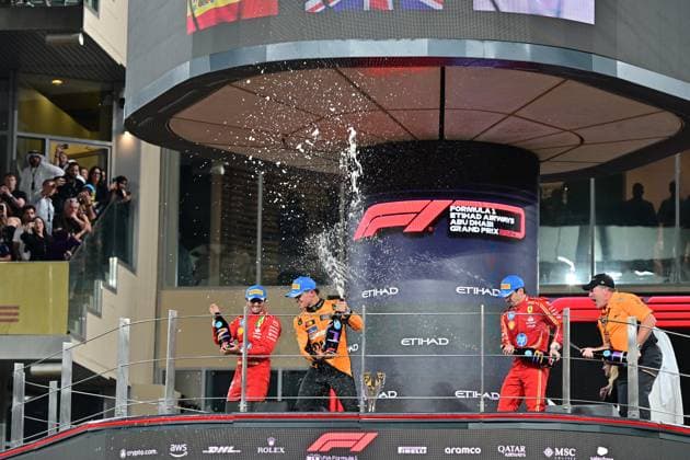 Formula 1 Etihad Airways Abu Dhabi Grand Prix 2024 08.12.2024, Yas Marina Circuit, Abu Dhabi, Formula 1 Etihad Airways Abu Dhabi Grand Prix 2024 , im Bild Podium:, Sieger Lando Norris (GBR), McLaren F1 Team, 2.Platz für Carlos Sainz Jr. (ESP), Scuderia Ferrari HP, 3.Platz für Charles Leclerc (MCO), Geschäftsführer Zak Brown (McLaren Formula 1 Team)