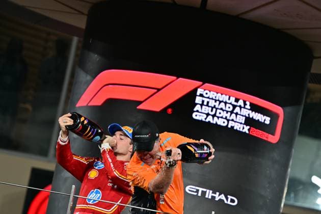 Formula 1 Etihad Airways Abu Dhabi Grand Prix 2024 08.12.2024, Yas Marina Circuit, Abu Dhabi, Formula 1 Etihad Airways Abu Dhabi Grand Prix 2024 , im Bild Podium:, Sieger Lando Norris (GBR), McLaren F1 Team, 2.Platz für Carlos Sainz Jr. (ESP), Scuderia Ferrari HP, 3.Platz für Charles Leclerc (MCO), Geschäftsführer Zak Brown (McLaren Formula 1 Team)