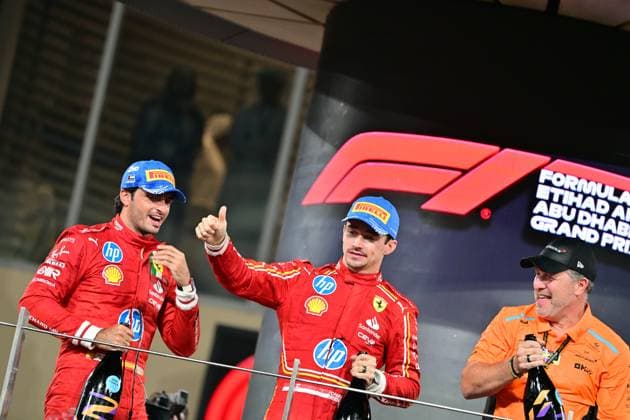Formula 1 Etihad Airways Abu Dhabi Grand Prix 2024 08.12.2024, Yas Marina Circuit, Abu Dhabi, Formula 1 Etihad Airways Abu Dhabi Grand Prix 2024 , im Bild Podium:, Sieger Lando Norris (GBR), McLaren F1 Team, 2.Platz für Carlos Sainz Jr. (ESP), Scuderia Ferrari HP, 3.Platz für Charles Leclerc (MCO), Geschäftsführer Zak Brown (McLaren Formula 1 Team)