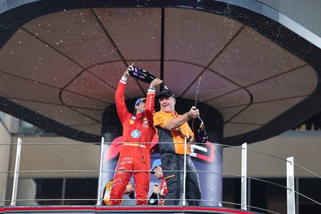 Zak Brown (CEO Mclaren Racing), Carlos Sainz (Scuderia Ferrari HP, 55), Rennen, ARE, Formel 1 Weltmeisterschaft, Abu Dhabi Grand Prix, Yas Marina Circuit, 08.12.2024 ARE, Formel 1 Weltmeisterschaft, Abu Dhabi Grand Prix, Vereinigte Arabische Emirate, Yas Marina Circuit, 08.12.2024 Abu Dhabi Copyright: xEibner-Pressefoto AnnikaxGrafx EP_AGF