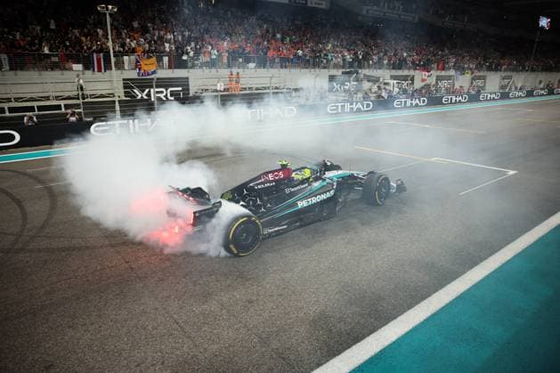 Lewis Hamilton (Mercedes AMG Petronas Formula One Team, 44), Donuts, letztes Rennen fuer Mercedes, Rennen, ARE, Formel 1 Weltmeisterschaft, Abu Dhabi Grand Prix, Yas Marina Circuit, 08.12.2024 ARE, Formel 1 Weltmeisterschaft, Abu Dhabi Grand Prix, Vereinigte Arabische Emirate, Yas Marina Circuit, 08.12.2024 Abu Dhabi Copyright: xEibner-Pressefoto AnnikaxGrafx EP_AGF