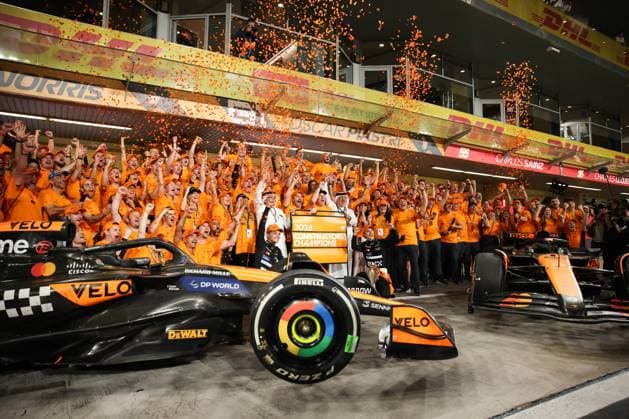 Teamfeier, Zak Brown (CEO Mclaren Racing), Andrea Stella (McLaren Formula 1 Team, Teamchef), Oscar Piastri (McLaren Formula 1 Team, 81), Lando Norris (McLaren Formula 1 Team, 04), Rennen, ARE, Formel 1 Weltmeisterschaft, Abu Dhabi Grand Prix, Yas Marina Circuit, 08.12.2024 ARE, Formel 1 Weltmeisterschaft, Abu Dhabi Grand Prix, Vereinigte Arabische Emirate, Yas Marina Circuit, 08.12.2024 Abu Dhabi Copyright: xEibner-Pressefoto AnnikaxGrafx EP_AGF