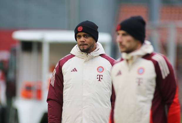 München, Deutschland, 09. Dezember 2024: Fussball, Herren, Saison 2024 2025, FC Bayern München, Säbener Strasse, Trainingsgelände, Abschlusstraining, Champions League Vincent Kompany, Trainer (FC Bayern München) beobachtet das Training