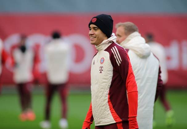 München, Deutschland, 09. Dezember 2024: Fussball, Herren, Saison 2024 2025, FC Bayern München, Säbener Strasse, Trainingsgelände, Abschlusstraining, Champions League Jamal Musiala (FC Bayern München) Kopf,p Oberkörper, stehend, lächeln, grinsend