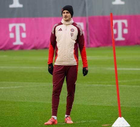 Josip Stanisic (FC Bayern Muenchen, 44), GER, Abschlusstraining, FC Bayern Muenchen, Fussball, UEFA Champions League, 6. Spieltag, Saison 2024 2025, 09.12.2024, GER, Abschlusstraining, FC Bayern Muenchen, Fussball, UEFA Champions League, 6. Spieltag, Saison 2024 2025, 09.12.2024 Muenchen Copyright: xEibner-Pressefoto JennixMaulx EP_JML