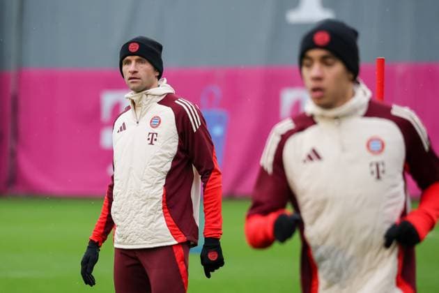 Thomas Mueller (FC Bayern Muenchen, 25) mit Jamal Musiala (FC Bayern Muenchen, 42), GER, Abschlusstraining, FC Bayern Muenchen, Fussball, UEFA Champions League, 6. Spieltag, Saison 2024 2025, 09.12.2024, GER, Abschlusstraining, FC Bayern Muenchen, Fussball, UEFA Champions League, 6. Spieltag, Saison 2024 2025, 09.12.2024 Muenchen Copyright: xEibner-Pressefoto JennixMaulx EP_JML