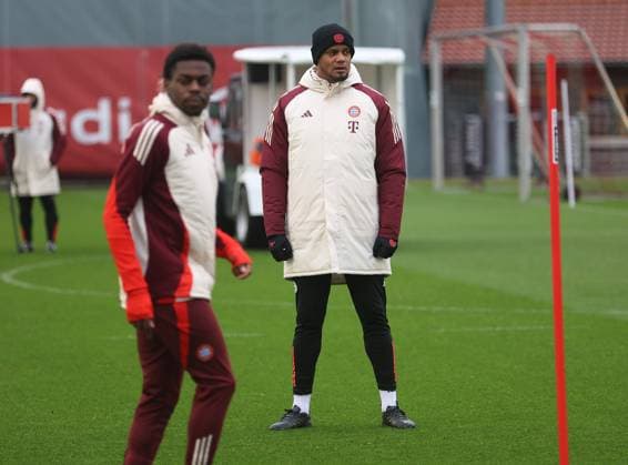 München, Deutschland, 09. Dezember 2024: Fussball, Herren, Saison 2024 2025, FC Bayern München, Säbener Strasse, Trainingsgelände, Abschlusstraining, Champions League Vincent Kompany, Trainer (FC Bayern München) beobachtet das Training