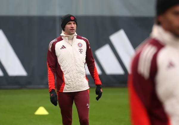 München, Deutschland, 09. Dezember 2024: Fussball, Herren, Saison 2024 2025, FC Bayern München, Säbener Strasse, Trainingsgelände, Abschlusstraining, Champions League Thomas Müller, Mueller (FC Bayern München) Kopf, Oberkörper, stehend, beobachten, schauen