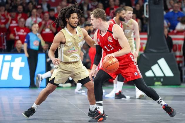 Andreas Obst (FC Bayern Basketball, 13) mit Jayden Gardner (SC RASTA Vechta, 01), GER, FC Bayern Muenchen vs. SC RASTA Vechta, Basketball, BBL Pokal, Viertelfinale, Saison 2024 2025, 09.12.2024, GER, FC Bayern Muenchen vs. SC RASTA Vechta, Basketball, BBL Pokal, Viertelfinale, Saison 2024 2025, 09.12.2024 Muenchen Copyright: xEibner-Pressefoto JennixMaulx EP_JML