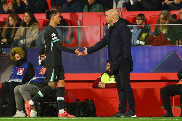 Darwin Nunez of Liverpool (L) is substituted by Liverpool head coach Arne Slot (R) Girona v Liverpool, UEFA Champions League, Group Stage, Football, Estadi Montilivi, Girona, Spain - 10 Dec 2024 EDITORIAL USE ONLY No use with unauthorised audio, video, data, fixture lists, club league logos or live services. Online in-match use limited to 120 images, no video emulation. No use in betting, games or single club league player publications. Copyright: xKieranxMcManus Shutterstockx 14984460as
