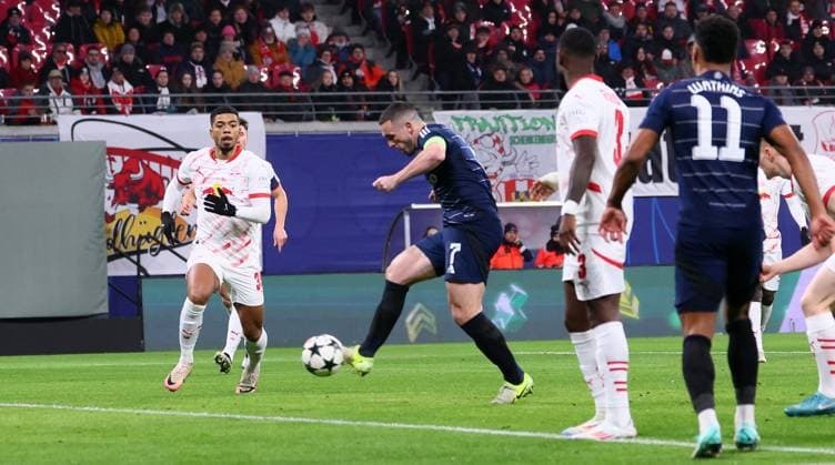 RB Leipzig - Aston Villa Champions League Leipzig, 10.12.2024, Red Bull Arena, Fußball, UEFA Champions League, 6. Spieltag , RB Leipzig vs. Aston Villa , Im Bild: Tor für Aston Villa. John McGinnÊ( 7, Aston Villa) trifft zum 0:1. , Nur zur redaktionellen Nutzung. Only editorial use. , UEFA regulations prohibit any use of photographs as image sequences and or quasi-video. ,