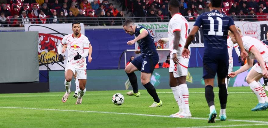 RB Leipzig - Aston Villa Champions League Leipzig, 10.12.2024, Red Bull Arena, Fußball, UEFA Champions League, 6. Spieltag , RB Leipzig vs. Aston Villa , Im Bild: Tor für Aston Villa. John McGinnÊ( 7, Aston Villa) trifft zum 0:1. , Nur zur redaktionellen Nutzung. Only editorial use. , UEFA regulations prohibit any use of photographs as image sequences and or quasi-video. ,