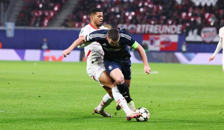 RB Leipzig - Aston Villa Champions League Leipzig, 10.12.2024, Red Bull Arena, Fußball, UEFA Champions League, 6. Spieltag , RB Leipzig vs. Aston Villa , Im Bild von vorn: John McGinnÊ( 7, Aston Villa), Benjamin Henrichs (39, RB Leipzig) , Nur zur redaktionellen Nutzung. Only editorial use. , UEFA regulations prohibit any use of photographs as image sequences and or quasi-video. ,