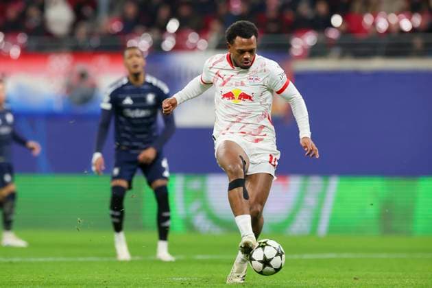 Lois Openda (RB Leipzig) erzielt mit diesem Schuss das Tor zum 1:1 Ausgleich, UEFA Champions League 2024 25 League Phase MD6, RB Leipzig v Aston Villa FC, Red Bull Arena am 10. December 2024 in Leipzig, Deutschland. (Foto von Marco Steinbrenner DeFodi Images) Lois Openda (RB Leipzig) scores the goal with this shot to equalise the score at 1:1, UEFA Champions League 2024 25 League Phase MD6, RB Leipzig v Aston Villa FC, Red Bull Arena (Leipzig), December 10, 2024 in Leipzig, Germany. (Photo by Marco Steinbrenner DeFodi Images) Defodi-700_leipzig_aston_20241210_017