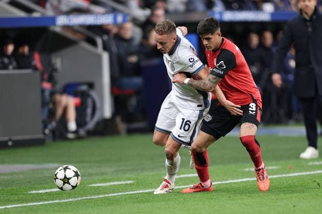 GER, UEFA CL, Bayer 04 Leverkusen (GER) vs. Inter Mailand (ITA), 10.12.2024, BayArena, Leverkusen, GER, UEFA CL, Bayer 04 Leverkusen (GER) vs. Inter Mailand (ITA), , im Bild: Davide Frattesi (Inter Mailand 16), im Zweikampf gegen Piero Hincapie (Leverkusen 3),