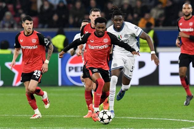 Nathan Tella ( Bayer 04 Leverkusen ) setzt sich gegen Yann-Aurel Bisseck ( Inter Mailand ) durch. GER, Bayer 04 Leverkusen vs Inter Mailand, Fussball, UEFA Champions League, Ligaphase, Spielzeit 2024 2025, 10.12.2024 GER, Bayer 04 Leverkusen vs Inter Mailand, Fussball, UEFA Champions League, Gruppenphase, Spielzeit 2024 2025, 10.12.2024 Leverkusen Copyright: xEibner-Pressefoto ThomasxThienelx EP_TTL