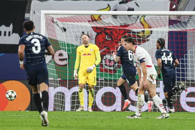 Willi Orban (RB Leipzig,4) und Torwart Peter Gulacsi (RB Leipzig,1) - Torschütze Ross Barkley (Aston Villa,6) trifft zum 2-3, der Ball wird von Lukas Klostermann (RB Leipzig,16) abgefälscht - Champions League Ligaphase Saison 2024-2025 RB Leipzig vs. Aston Villa in der Red Bull Arena in Leipzig - Aktion,Fussball,Deutschland,Mann,Männer,10.12.2024
