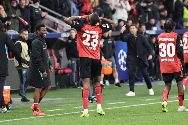 GER, UEFA CL, Bayer 04 Leverkusen (GER) vs. Inter Mailand (ITA), 10.12.2024, BayArena, Leverkusen, GER, UEFA CL, Bayer 04 Leverkusen (GER) vs. Inter Mailand (ITA), , im Bild: Nordi Mukiele (Leverkusen 23), bejubelt sein Tor vor den Fans