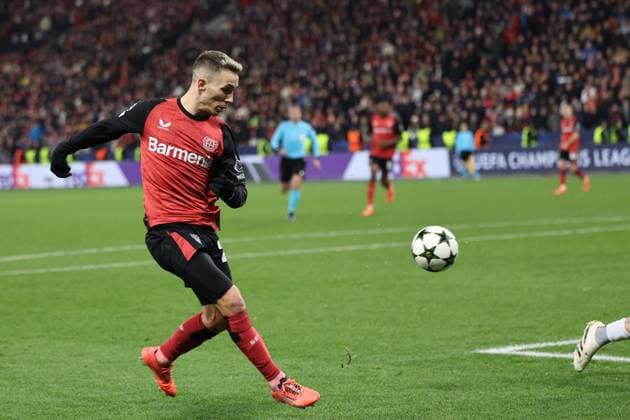 GER, UEFA CL, Bayer 04 Leverkusen (GER) vs. Inter Mailand (ITA), 10.12.2024, BayArena, Leverkusen, GER, UEFA CL, Bayer 04 Leverkusen (GER) vs. Inter Mailand (ITA), , im Bild: Alex Grimaldo (Leverkusen 20), gibt die Vorlage zum 1:0