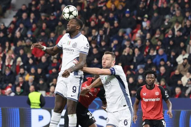 GER, UEFA CL, Bayer 04 Leverkusen (GER) vs. Inter Mailand (ITA), 10.12.2024, BayArena, Leverkusen, GER, UEFA CL, Bayer 04 Leverkusen (GER) vs. Inter Mailand (ITA), , im Bild: Thorsten Kabitz Radio RSG Moderator Marcus Thuram (Inter Mailand 9), im Mailaender Strafraum