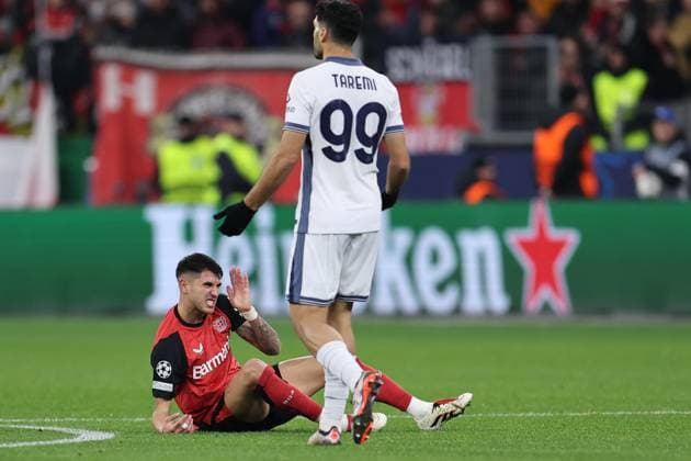 GER, UEFA CL, Bayer 04 Leverkusen (GER) vs. Inter Mailand (ITA), 10.12.2024, BayArena, Leverkusen, GER, UEFA CL, Bayer 04 Leverkusen (GER) vs. Inter Mailand (ITA), , im Bild: Piero Hincapie (Leverkusen 3), Verletzung verletzt Schmerzen, wird behandelt,