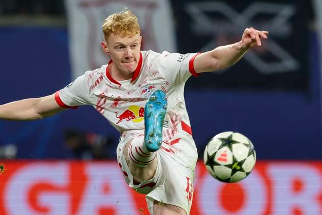 Nicolas Seiwald (RB Leipzig) kontrolliert den Ball, UEFA Champions League 2024 25 League Phase MD6, RB Leipzig v Aston Villa FC, Red Bull Arena am 10. December 2024 in Leipzig, Deutschland. (Foto von Marco Steinbrenner DeFodi Images) Nicolas Seiwald (RB Leipzig) controls the ball, UEFA Champions League 2024 25 League Phase MD6, RB Leipzig v Aston Villa FC, Red Bull Arena (Leipzig), December 10, 2024 in Leipzig, Germany. (Photo by Marco Steinbrenner DeFodi Images) Defodi-700_leipzig_aston_20241210_173