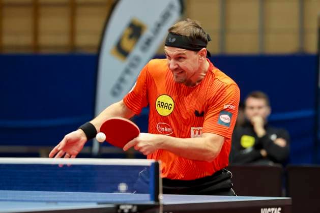 Timo Boll (Borussia Duesseldorf) kontrolliert den Ball, 1. Tischtennis Bundesliga der Herren, TTC Schwalbe Bergneustadt vs Borussia Duesseldorf, Burstenhalle am 11. December 2024 in Bergneustadt, Deutschland. (Foto von Marco Steinbrenner DeFodi Images) Timo Boll (Borussia Duesseldorf) controls the ball, 1. Tischtennis Bundesliga der Herren, TTC Schwalbe Bergneustadt vs Borussia Duesseldorf, Burstenhalle, December 11, 2024 in Bergneustadt, Germany. (Photo by Marco Steinbrenner DeFodi Images) Defodi-700_berg_dus_20241211_005