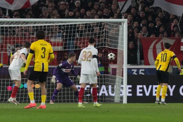 Tor zum 0:1 durch Lukasz Lakomy (BSC Young Boys Bern, 08), li. Alexander Nuebel (VfB Stuttgart, 33) GER, VfB Stuttgart vs. BSC Young Boys Bern, Fussball, Herren, UEFA Champions League, 6. Spieltag, Spielzeit 2024 2025, 11.12.2024, GER, VfB Stuttgart vs. BSC Young Boys Bern, Fussball, Herren, UEFA Champions League, 6. Spieltag, Spielzeit 2024 2025, 11.12.2024 Stuttgart Copyright: xEibner-Pressefoto WolfgangxFrankx EP_WFK
